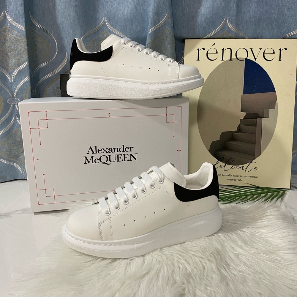 Alexander McQueen Men's White and Black Athletic Sneakers🍓👑👑